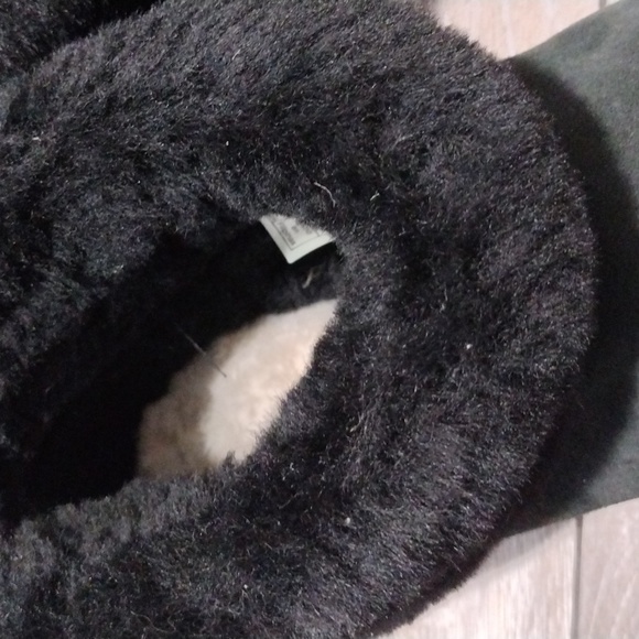 UGG black shearling ankle boots. In great condition. Size 10 - Picture 3 of 8